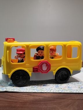 Fisher-Price Yellow Lights And Sounds School Bus Playset with Removable Figures